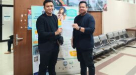 Kuasa hukum DPS menunjukkan salinan surat permohonan mediasi tripartit yang akan diajukan ke Dinas Ketenagakerjaan Kota Jakarta Selatan, terkait sengketa PHK antara DPS dan PT NIL, Kamis (20/8/2026). (Foto: Dok. Kuasa Hukum DPS)